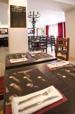 Restaurant ou autre lieu de restauration dans l'établissement Comptoir et Dépendances