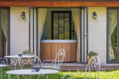 Jardin de l'établissement Cabane de la Saône by Lyon Country House