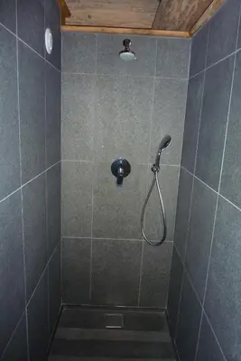 Salle de bains dans l'établissement Les Chalets de Maramour