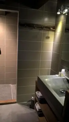 Salle de bains dans l'établissement Les Chalets de Maramour