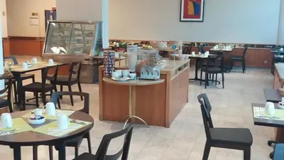 Restaurant ou autre lieu de restauration dans l'établissement Logis Lyon Est Porte de l'Ain