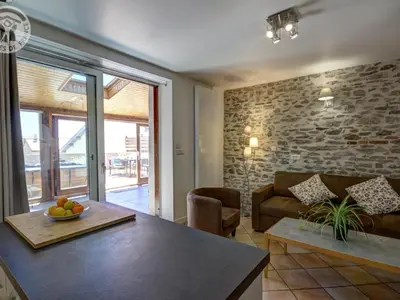 Coin salon dans l'établissement Gîte 3 chambres avec hammam, sauna et jacuzzi à Cellieu - FR-1-496-8