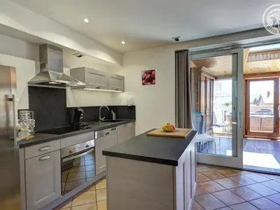 Cuisine ou kitchenette dans l'établissement Gîte 3 chambres avec hammam, sauna et jacuzzi à Cellieu - FR-1-496-8