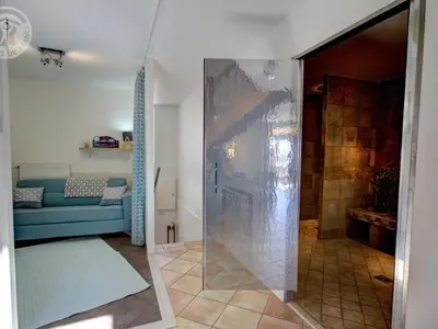 Coin salon dans l'établissement Gîte 3 chambres avec hammam, sauna et jacuzzi à Cellieu - FR-1-496-8