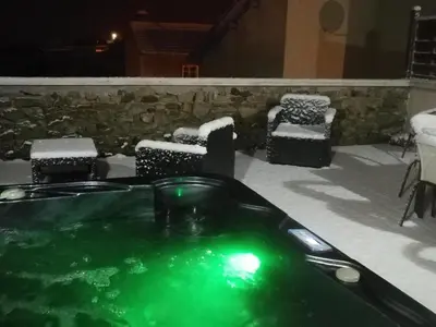 Piscine de l'établissement Gîte 3 chambres avec hammam, sauna et jacuzzi à Cellieu - FR-1-496-8 ou située à proximité