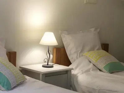 Un ou plusieurs lits dans un hébergement de l'établissement Gîte 3 chambres avec hammam, sauna et jacuzzi à Cellieu - FR-1-496-8