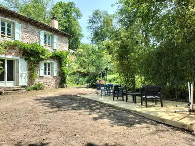 Jardin de l'établissement Gîte indépendant 8p, cheminée, animaux acceptés, nature paisible - FR-1-496-10
