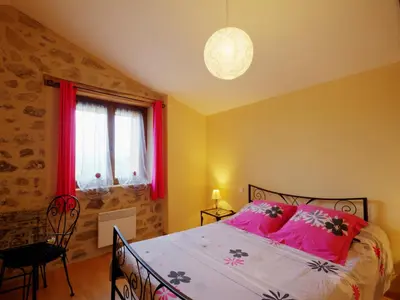 Un ou plusieurs lits dans un hébergement de l'établissement Gîte calme avec vue, animaux bienvenus, draps et ménage inclus ! - FR-1-496-17