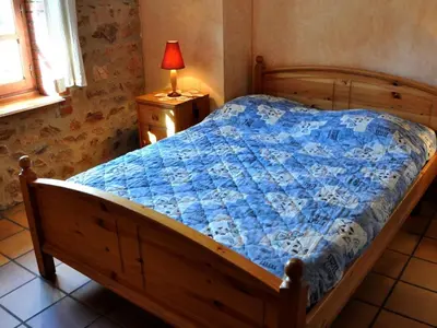 Un ou plusieurs lits dans un hébergement de l'établissement Gîte charmant avec cheminée et jardin clos près de Chazelles-sur-Lyon - FR-1-496-30