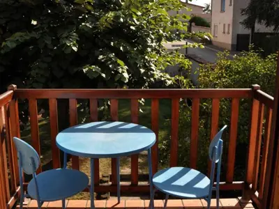 Balcon ou terrasse dans l'établissement Gîte charmant avec cheminée et jardin clos près de Chazelles-sur-Lyon - FR-1-496-30