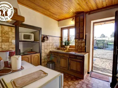 Cuisine ou kitchenette dans l'établissement Gîte charmant avec WIFI et terrasse, à 15 min de Saint-Étienne - FR-1-496-41