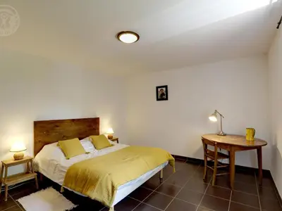 Un ou plusieurs lits dans un hébergement de l'établissement Gîte spacieux en campagne avec jacuzzi, sauna et jeux extérieurs - FR-1-496-52
