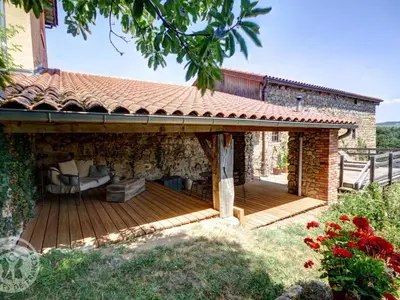 Jardin de l'établissement Gîte spacieux en campagne avec jacuzzi, sauna et jeux extérieurs - FR-1-496-52