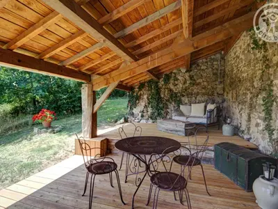 Coin salon dans l'établissement Gîte spacieux en campagne avec jacuzzi, sauna et jeux extérieurs - FR-1-496-52