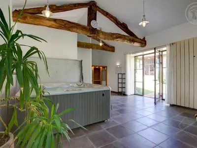 Cuisine ou kitchenette dans l'établissement Gîte spacieux en campagne avec jacuzzi, sauna et jeux extérieurs - FR-1-496-52
