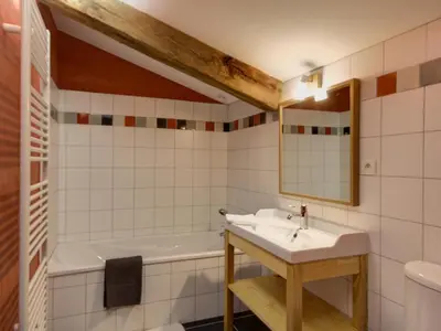 Salle de bains dans l'établissement Gîte authentique 12 pers avec terrasse en campagne - FR-1-496-54
