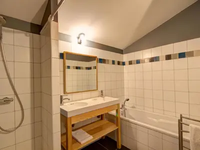 Salle de bains dans l'établissement Gîte authentique 12 pers avec terrasse en campagne - FR-1-496-54