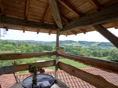 Balcon ou terrasse dans l'établissement Gîte authentique 12 pers avec terrasse en campagne - FR-1-496-54