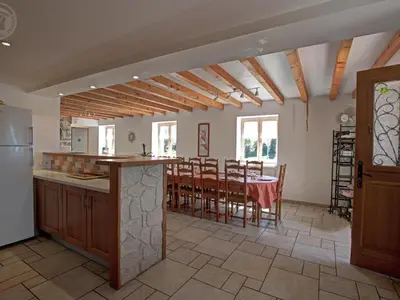 Cuisine ou kitchenette dans l'établissement Grand Gîte 6 Chambres avec Cheminée, Animaux Acceptés, Campagne Lyon-Roanne - FR-1-496-65
