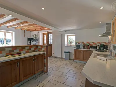 Cuisine ou kitchenette dans l'établissement Grand Gîte 6 Chambres avec Cheminée, Animaux Acceptés, Campagne Lyon-Roanne - FR-1-496-65