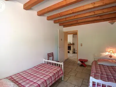 Un ou plusieurs lits dans un hébergement de l'établissement Grand Gîte 6 Chambres avec Cheminée, Animaux Acceptés, Campagne Lyon-Roanne - FR-1-496-65