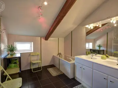 Salle de bains dans l'établissement Grand Gîte 6 Chambres avec Cheminée, Animaux Acceptés, Campagne Lyon-Roanne - FR-1-496-65