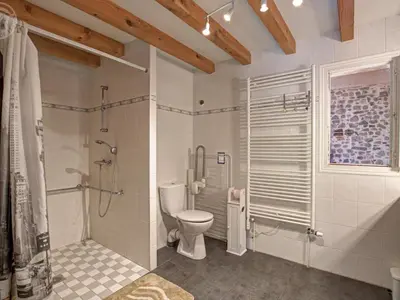 Salle de bains dans l'établissement Grand Gîte 6 Chambres avec Cheminée, Animaux Acceptés, Campagne Lyon-Roanne - FR-1-496-65