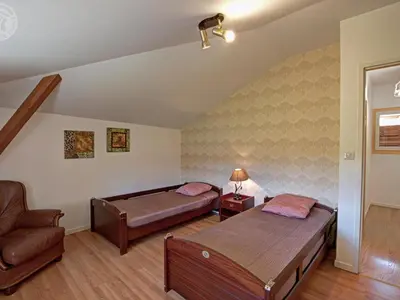 Un ou plusieurs lits dans un hébergement de l'établissement Grand Gîte 6 Chambres avec Cheminée, Animaux Acceptés, Campagne Lyon-Roanne - FR-1-496-65