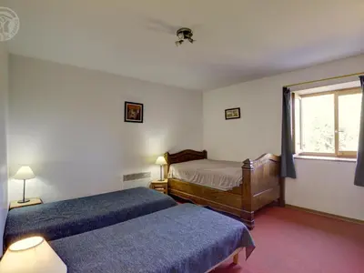 Un ou plusieurs lits dans un hébergement de l'établissement Gîte spacieux avec 2 chambres et parking à proximité du Parc du Pilat - FR-1-496-70