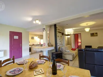 Coin salon dans l'établissement Gîte spacieux avec 2 chambres et parking à proximité du Parc du Pilat - FR-1-496-70