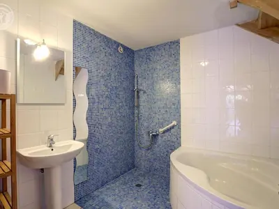 Salle de bains dans l'établissement Gîte spacieux avec 2 chambres et parking à proximité du Parc du Pilat - FR-1-496-70