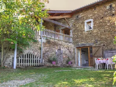 Jardin de l'établissement Gîte spacieux avec 2 chambres et parking à proximité du Parc du Pilat - FR-1-496-70