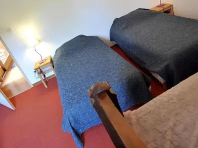 Un ou plusieurs lits dans un hébergement de l'établissement Gîte spacieux avec 2 chambres et parking à proximité du Parc du Pilat - FR-1-496-70