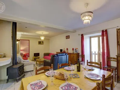Coin salon dans l'établissement Gîte 13 pers. avec patio, proximité Parc du Pilat, animaux admis, parking - FR-1-496-72