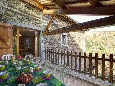 Balcon ou terrasse dans l'établissement Gîte 13 pers. avec patio, proximité Parc du Pilat, animaux admis, parking - FR-1-496-72