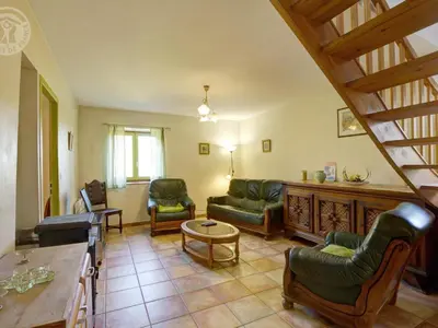 Coin salon dans l'établissement Gîte 13 pers. avec patio, proximité Parc du Pilat, animaux admis, parking - FR-1-496-72