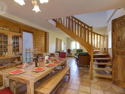 Coin salon dans l'établissement Gîte 13 pers. avec patio, proximité Parc du Pilat, animaux admis, parking - FR-1-496-72