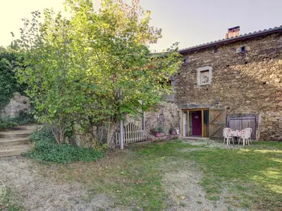 Jardin de l'établissement Gîte 13 pers. avec patio, proximité Parc du Pilat, animaux admis, parking - FR-1-496-72