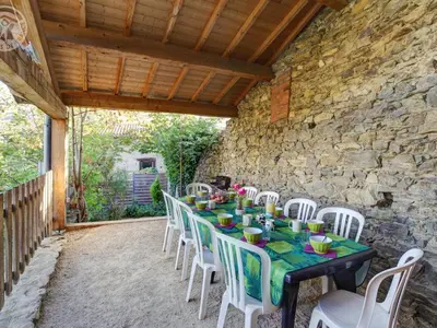 Jardin de l'établissement Spacieux Gîte Familial aux Sycomores - FR-1-496-73