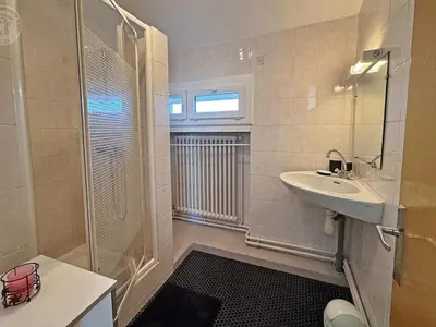 Salle de bains dans l'établissement Gîte à Lorette avec jardin et jeux pour enfants - FR-1-496-76