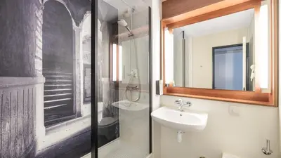 Salle de bains dans l'établissement Campanile PRIME - Lyon Ouest Tassin