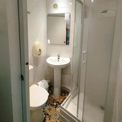 Salle de bains dans l'établissement hotelF1 Lyon Bourgoin-Jallieu