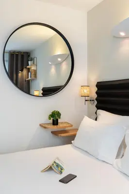 Un ou plusieurs lits dans un hébergement de l'établissement Hôtel Chromatics & Restaurant Hill Club by HappyCulture