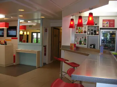 Salon ou bar de l'établissement ibis Lyon Est Beynost