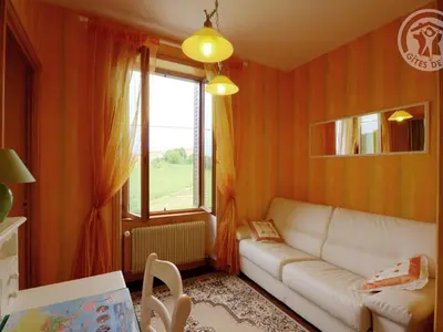 Coin salon dans l'établissement Gîte Charmant avec Terrasse et Jardin, Animaux Bienvenus - FR-1-496-90