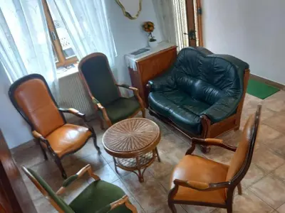 Coin salon dans l'établissement Gîte Charmant avec Terrasse et Jardin, Animaux Bienvenus - FR-1-496-90