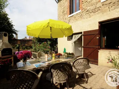 Terrasse ou espace extérieur de l'établissement Gîte Charmant avec Terrasse et Jardin, Animaux Bienvenus - FR-1-496-90