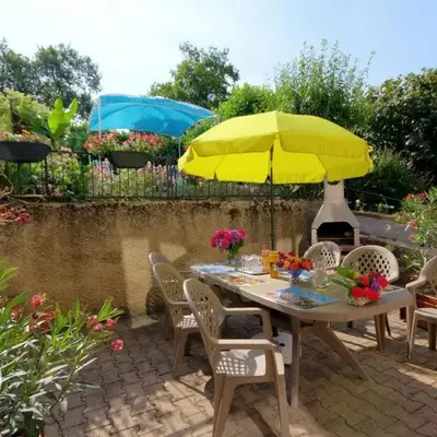 Gîte Charmant avec Terrasse et Jardin