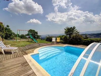 Piscine de l'établissement Gîte paisible à Valfleury avec vue imprenable - FR-1-496-99 ou située à proximité