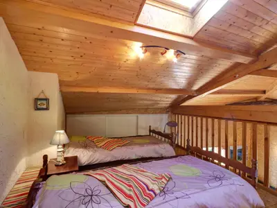 Un ou plusieurs lits dans un hébergement de l'établissement Gîte paisible à Valfleury avec vue imprenable - FR-1-496-99